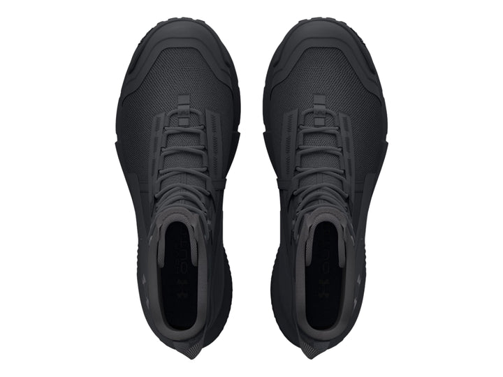 Bota táctica Under Armour de color negro con suela robusta y diseño de caña alta.