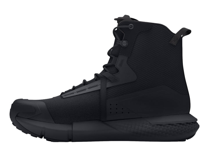 Bota táctica Under Armour de color negro con suela robusta y diseño de caña alta.