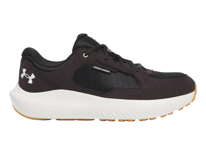 Tenis deportivos Under Armour Charged Versurge en color negro con suela blanca y detalles en café.