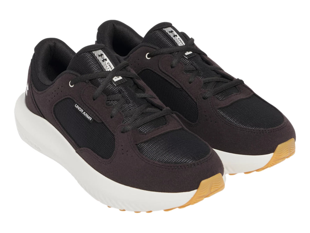 Tenis deportivos Under Armour Charged Versurge en color negro con suela blanca y detalles en café.