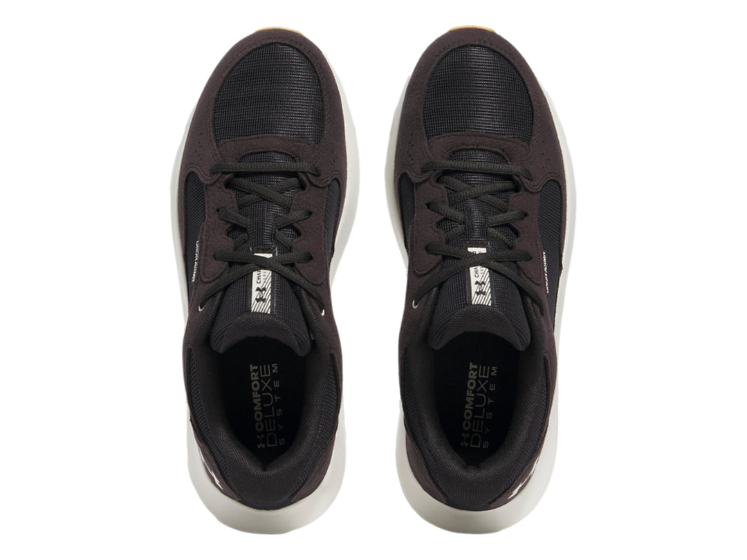 Tenis deportivos Under Armour Charged Versurge en color negro con suela blanca y detalles en café.