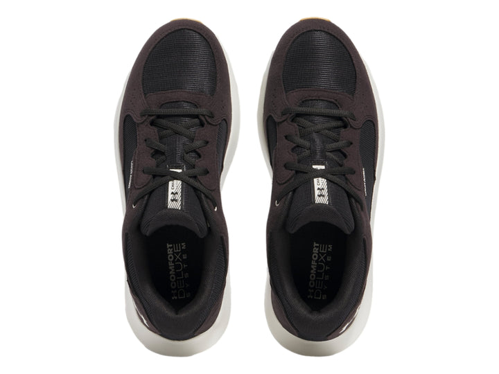 Tenis deportivos Under Armour Charged Versurge en color negro con suela blanca y detalles en café.