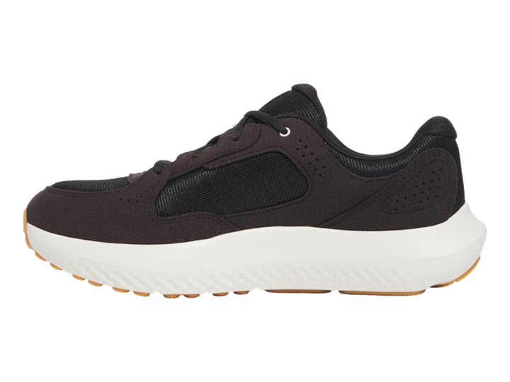 Tenis deportivos Under Armour Charged Versurge en color negro con suela blanca y detalles en café.