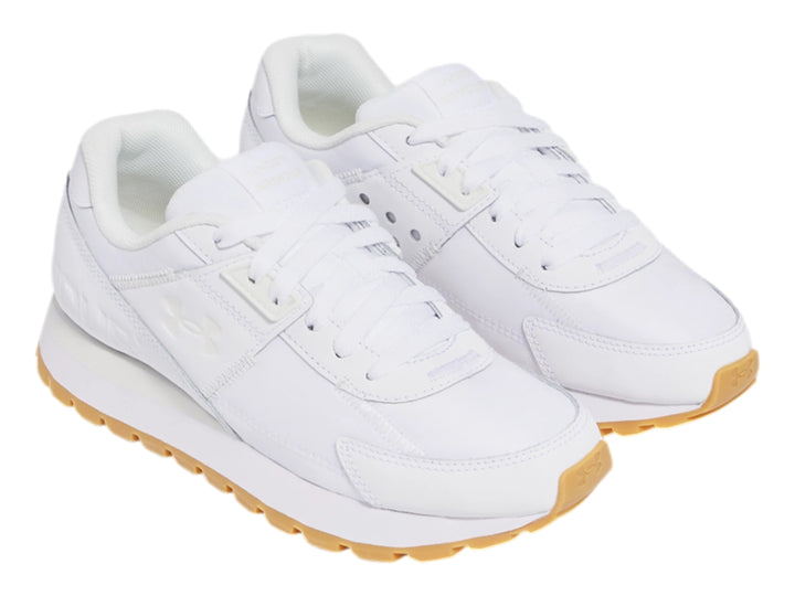 Tenis deportivos Under Armour color blanco con suela de goma color miel.