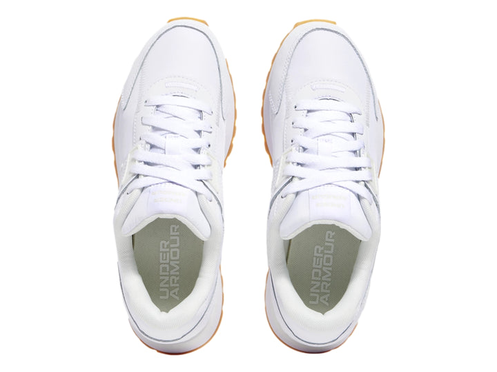 Tenis deportivos Under Armour color blanco con suela de goma color miel.