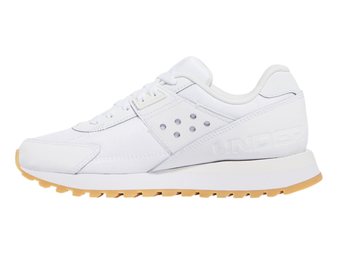 Tenis deportivos Under Armour color blanco con suela de goma color miel.