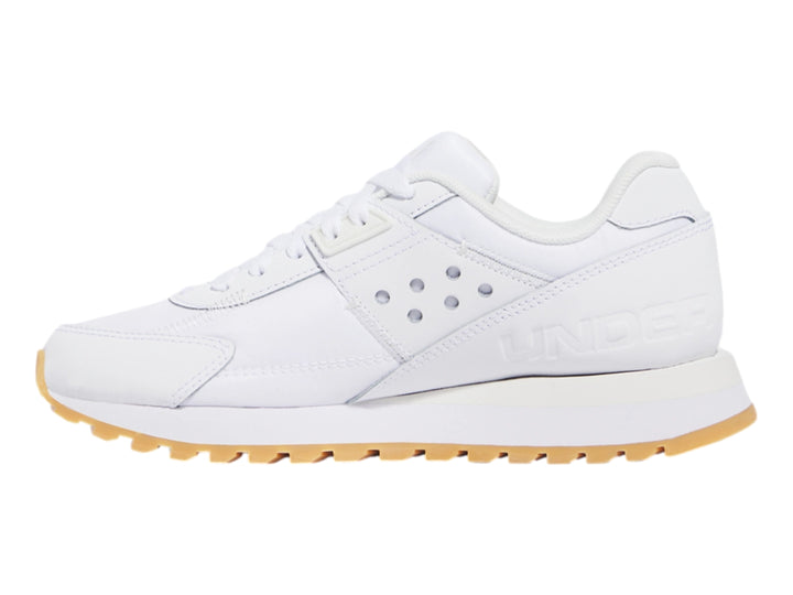 Tenis deportivos Under Armour color blanco con suela de goma color miel.