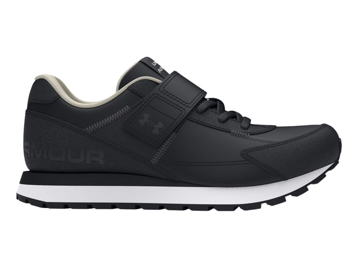 Tenis deportivos Under Armour color negro con suela blanca y cierre de cinta de velcro para niño.