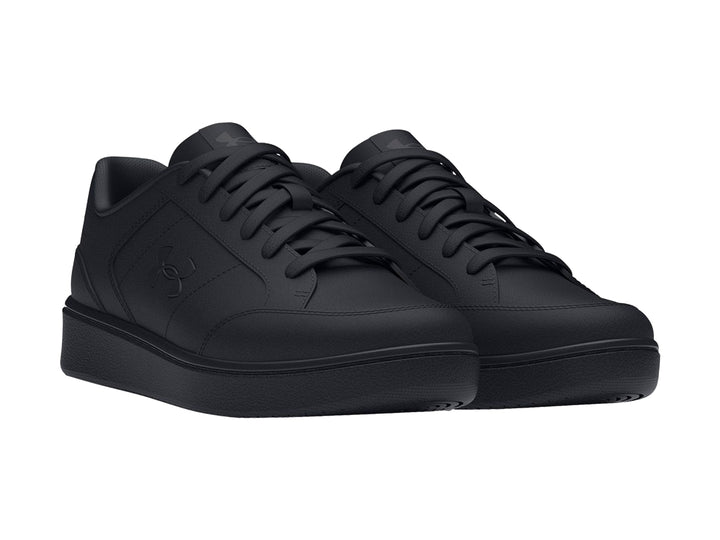Tenis deportivos Under Armour en color negro total con acabado mate y cierre de cordones.