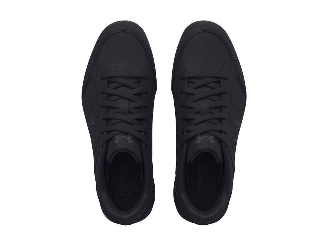 Tenis deportivos Under Armour en color negro total con acabado mate y cierre de cordones.