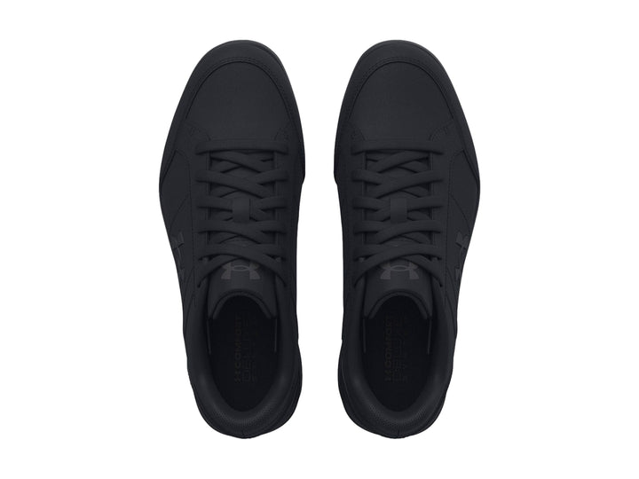 Tenis deportivos Under Armour en color negro total con acabado mate y cierre de cordones.