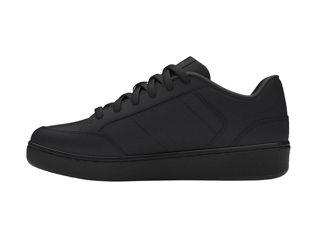 Tenis deportivos Under Armour en color negro total con acabado mate y cierre de cordones.