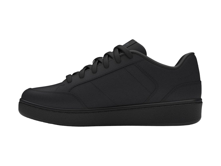 Tenis deportivos Under Armour en color negro total con acabado mate y cierre de cordones.