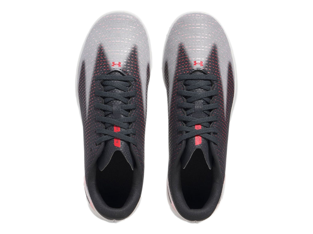Zapato de fútbol Under Armour Shadow Select 3 Turf en color gris con suela blanca y detalles en rojo.