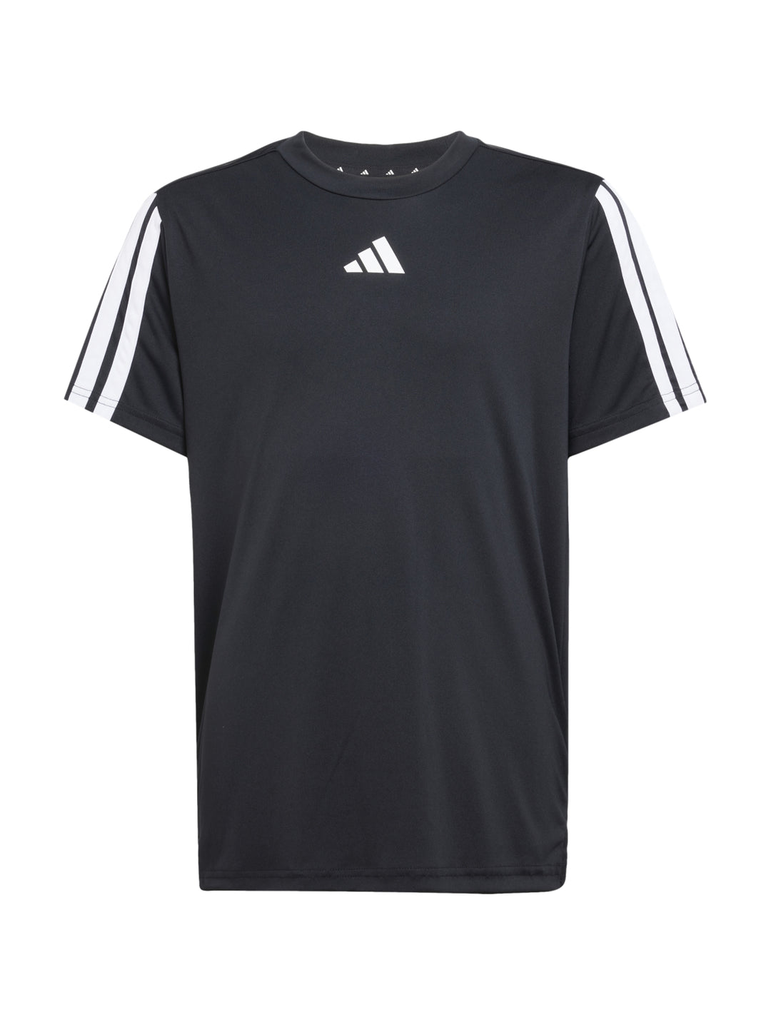Niño vistiendo camiseta deportiva Adidas color negro con tres franjas blancas en los hombros.