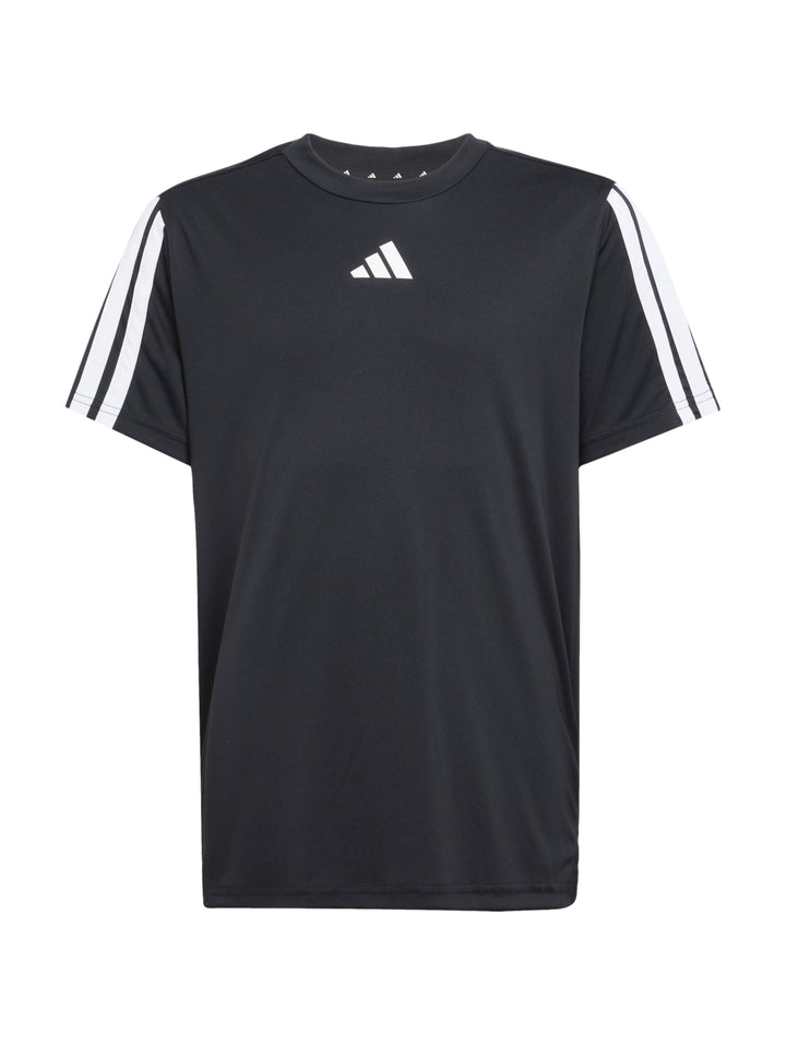Niño vistiendo camiseta deportiva Adidas color negro con tres franjas blancas en los hombros.