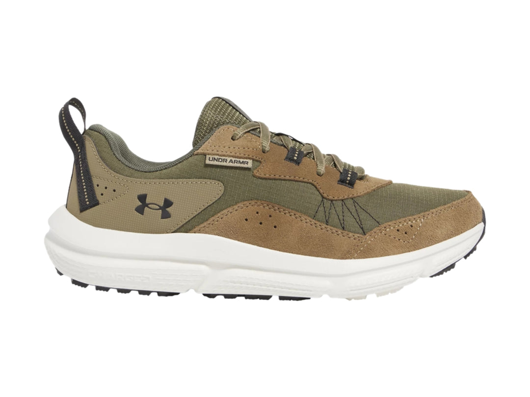 Tenis deportivos Under Armour color verde oliva y café con suela blanca.
