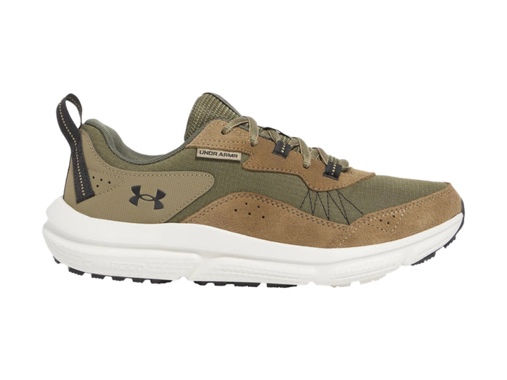 Tenis deportivos Under Armour color verde oliva y café con suela blanca.