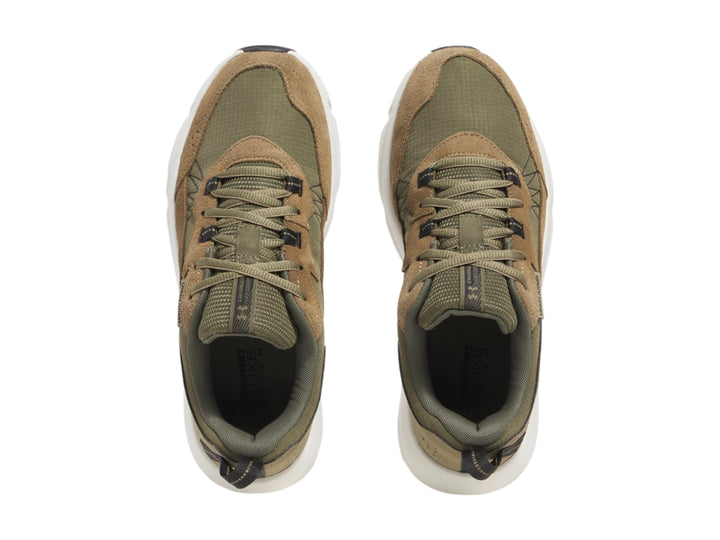 Tenis deportivos Under Armour color verde oliva y café con suela blanca.