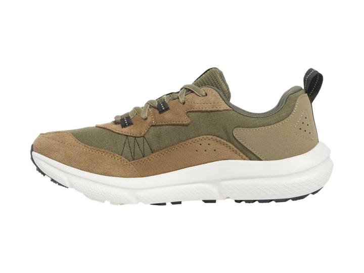 Tenis deportivos Under Armour color verde oliva y café con suela blanca.