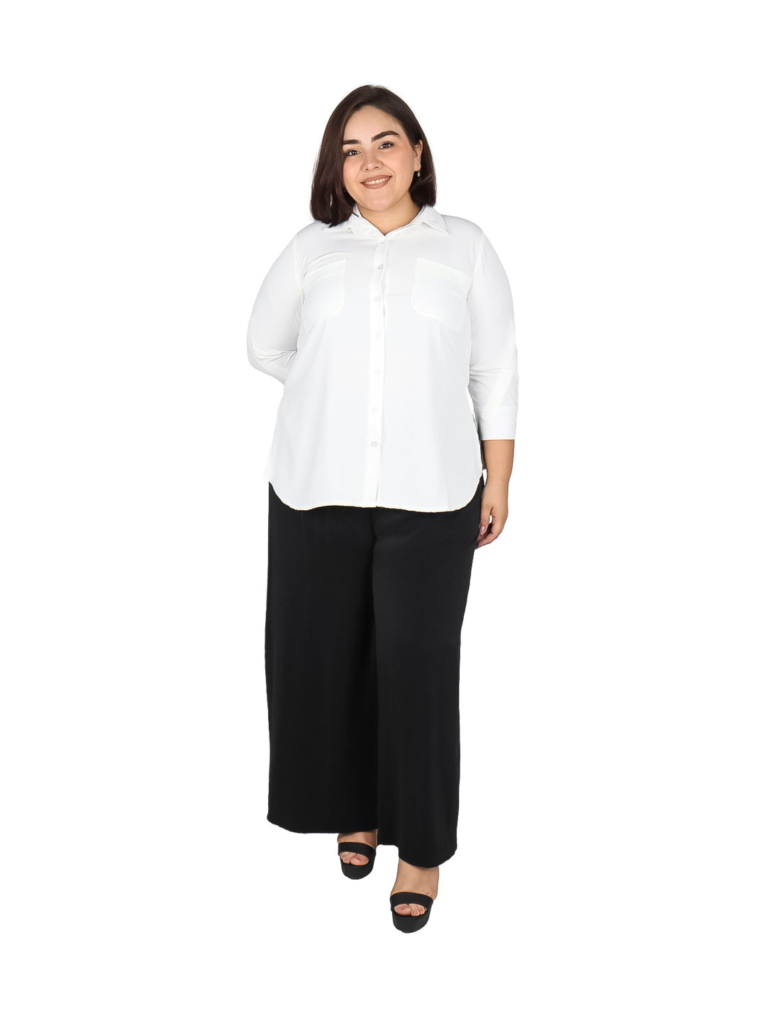 Mujer vistiendo una blusa blanca de manga tres cuartos con cuello y botones.