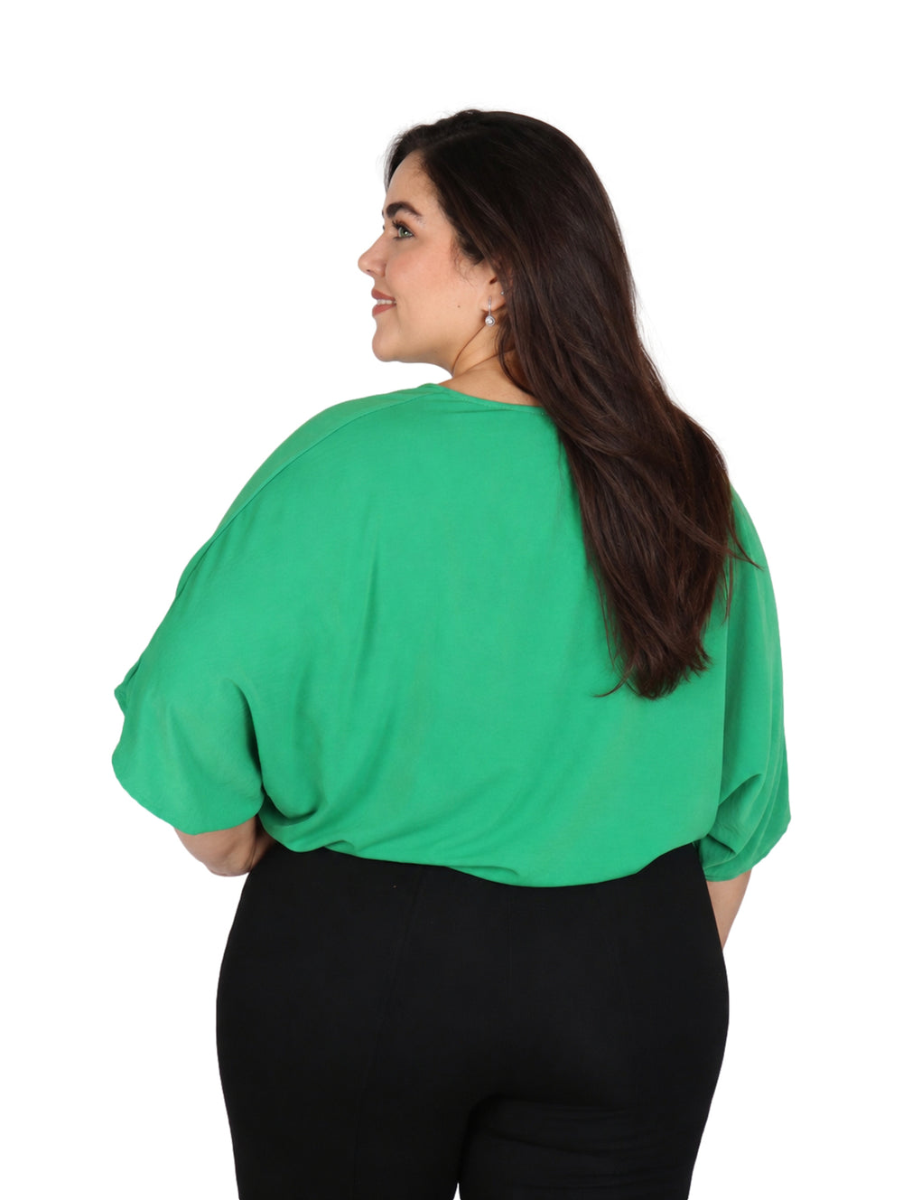 Mujer vistiendo una blusa color verde kelly con amarre frontal y pantalones negros.