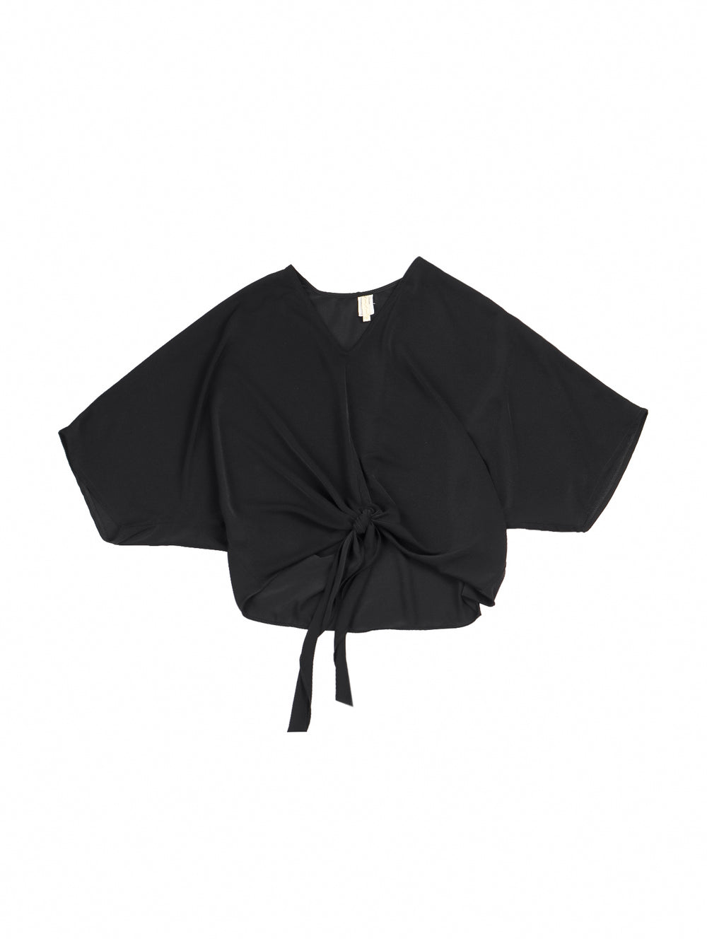 Mujer vistiendo una blusa negra de cuello en V con un nudo decorativo en la cintura.