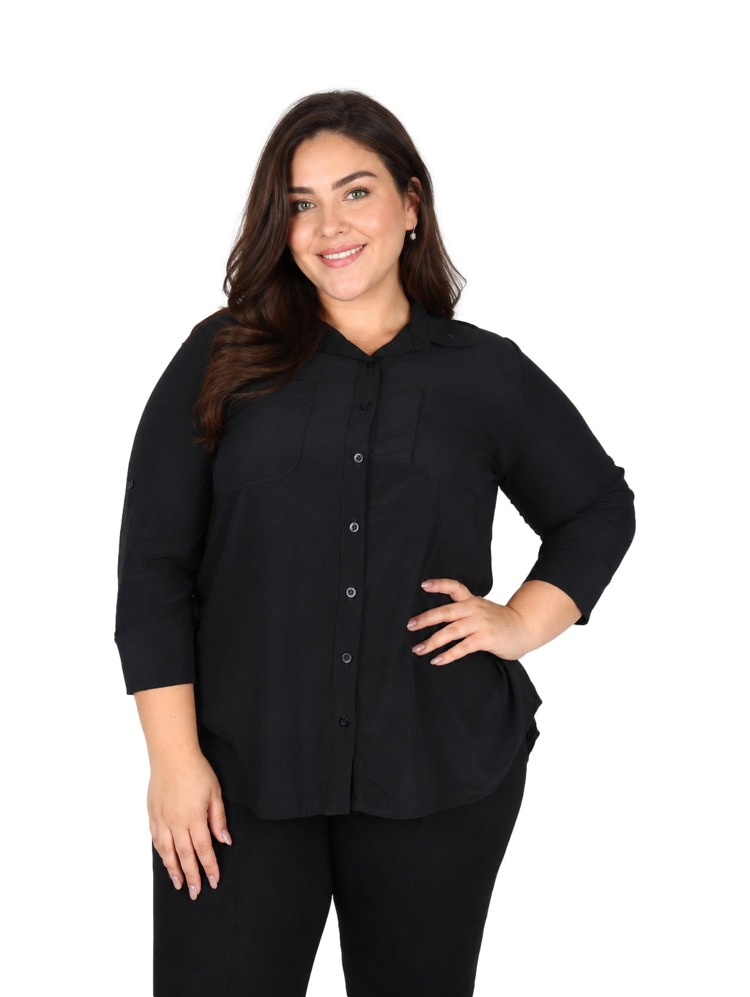 Mujer vistiendo un conjunto de ropa color negro compuesto por blusa y pantalón.