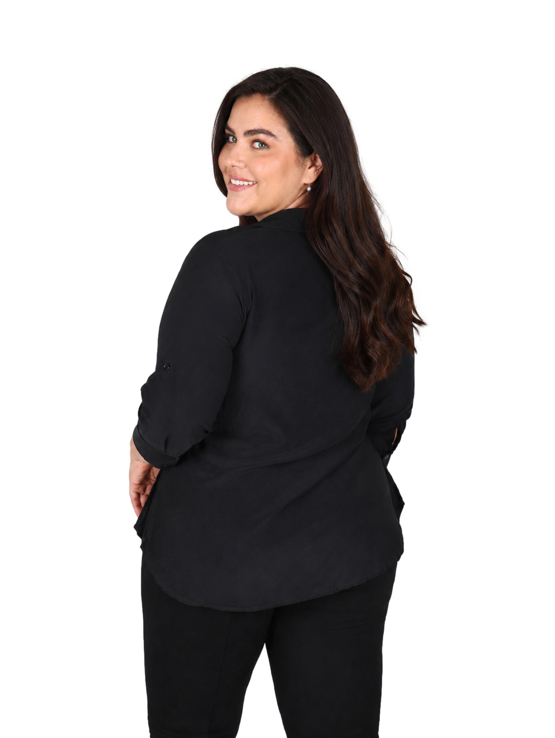 Mujer vistiendo un conjunto de ropa color negro compuesto por blusa y pantalón.