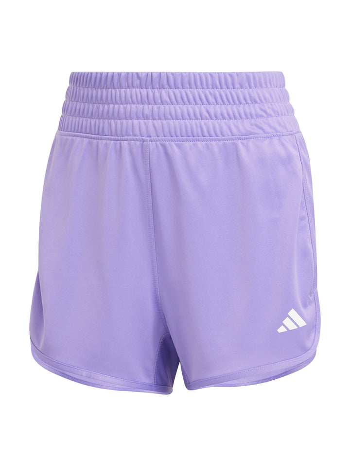 Mujer vistiendo shorts deportivos Adidas de color morado con logotipo blanco