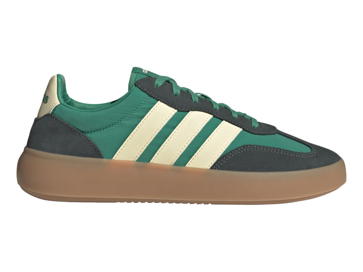 Tenis Adidas JP9666 en color verde mist con franjas beige y suela café translúcida.