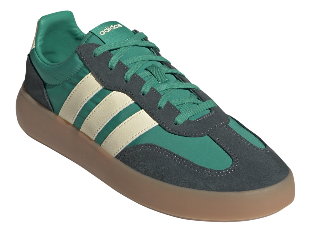 Tenis Adidas JP9666 en color verde mist con franjas beige y suela café translúcida.