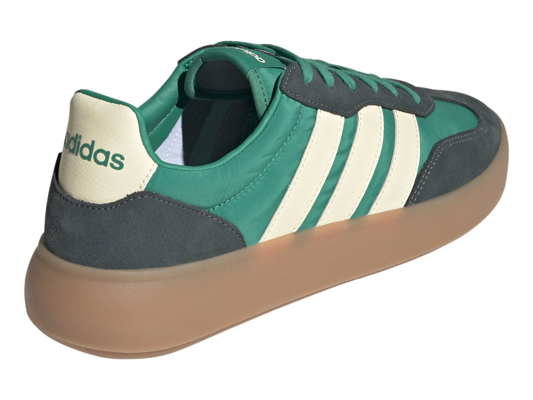 Tenis Adidas JP9666 en color verde mist con franjas beige y suela café translúcida.