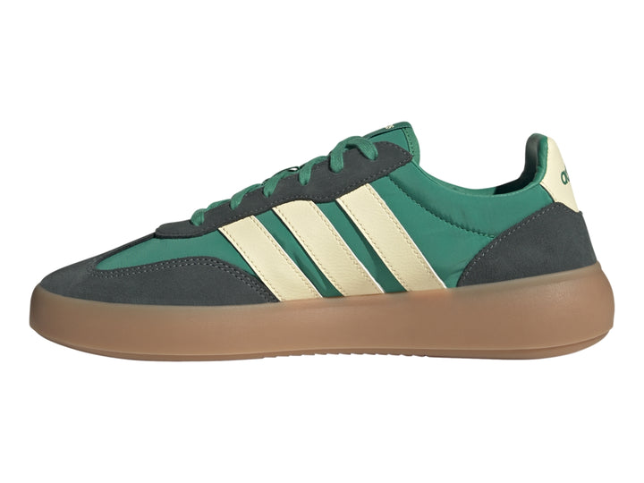 Tenis Adidas JP9666 en color verde mist con franjas beige y suela café translúcida.