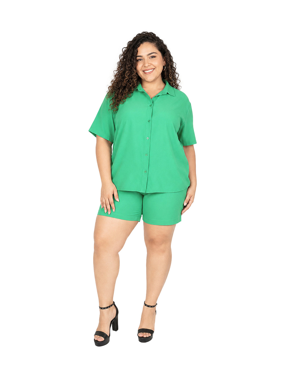 Mujer vistiendo un conjunto de camisa y shorts en color verde kelly.