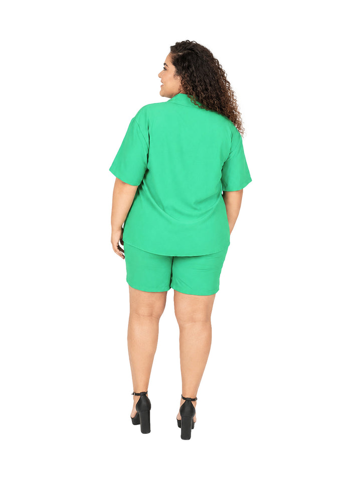 Mujer vistiendo un conjunto de camisa y shorts en color verde kelly.