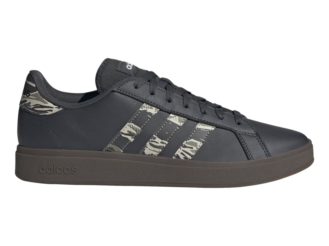 Tenis Adidas Grand Court Base color negro con franjas laterales en patrón de camuflaje y suela negra.