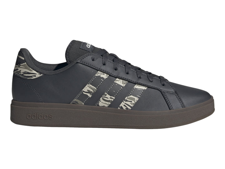 Tenis Adidas Grand Court Base color negro con franjas laterales en patrón de camuflaje y suela negra.