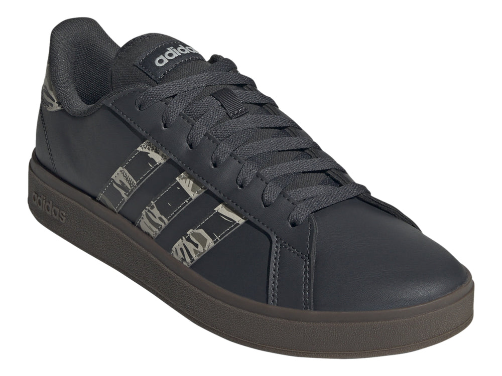 Tenis Adidas Grand Court Base color negro con franjas laterales en patrón de camuflaje y suela negra.
