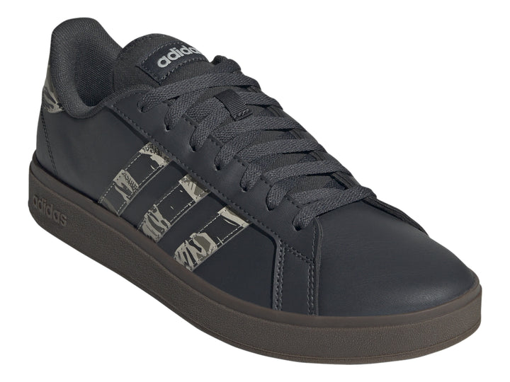 Tenis Adidas Grand Court Base color negro con franjas laterales en patrón de camuflaje y suela negra.