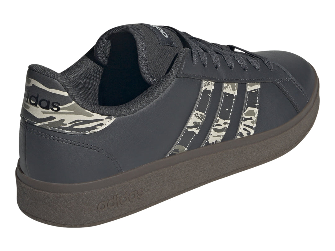 Tenis Adidas Grand Court Base color negro con franjas laterales en patrón de camuflaje y suela negra.