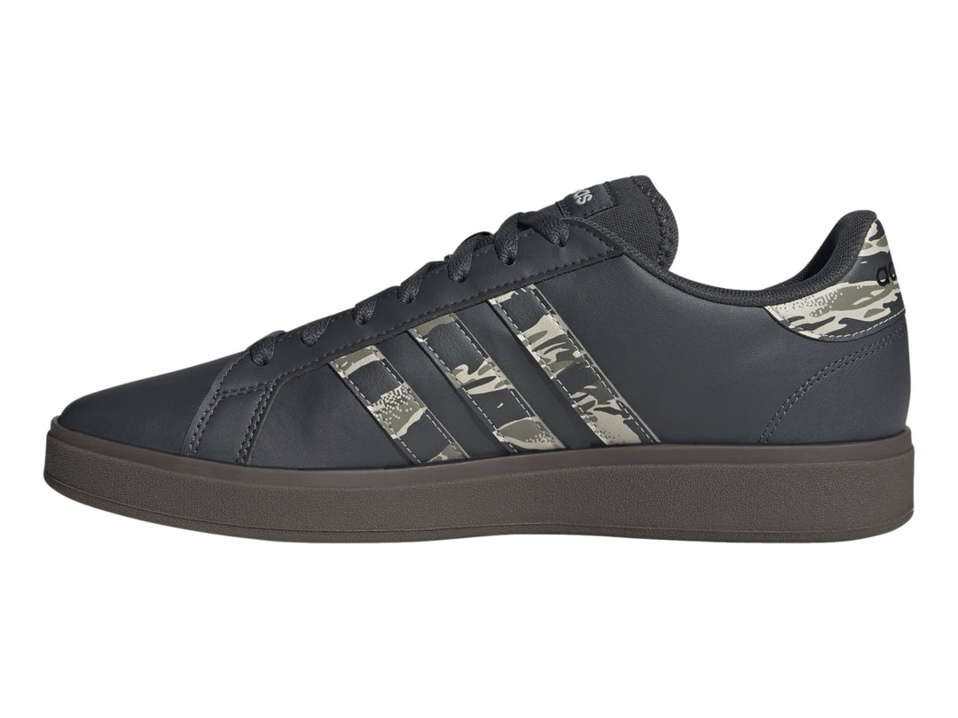 Tenis Adidas Grand Court Base color negro con franjas laterales en patrón de camuflaje y suela negra.