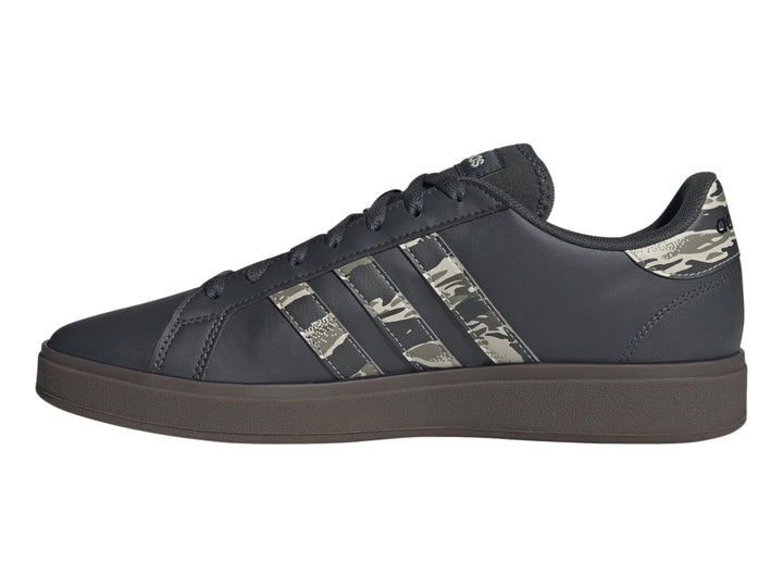 Tenis Adidas Grand Court Base color negro con franjas laterales en patrón de camuflaje y suela negra.