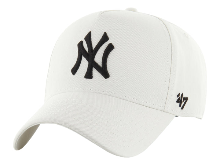 Gorra de béisbol color arena con logotipo de New York Yankees en color negro.