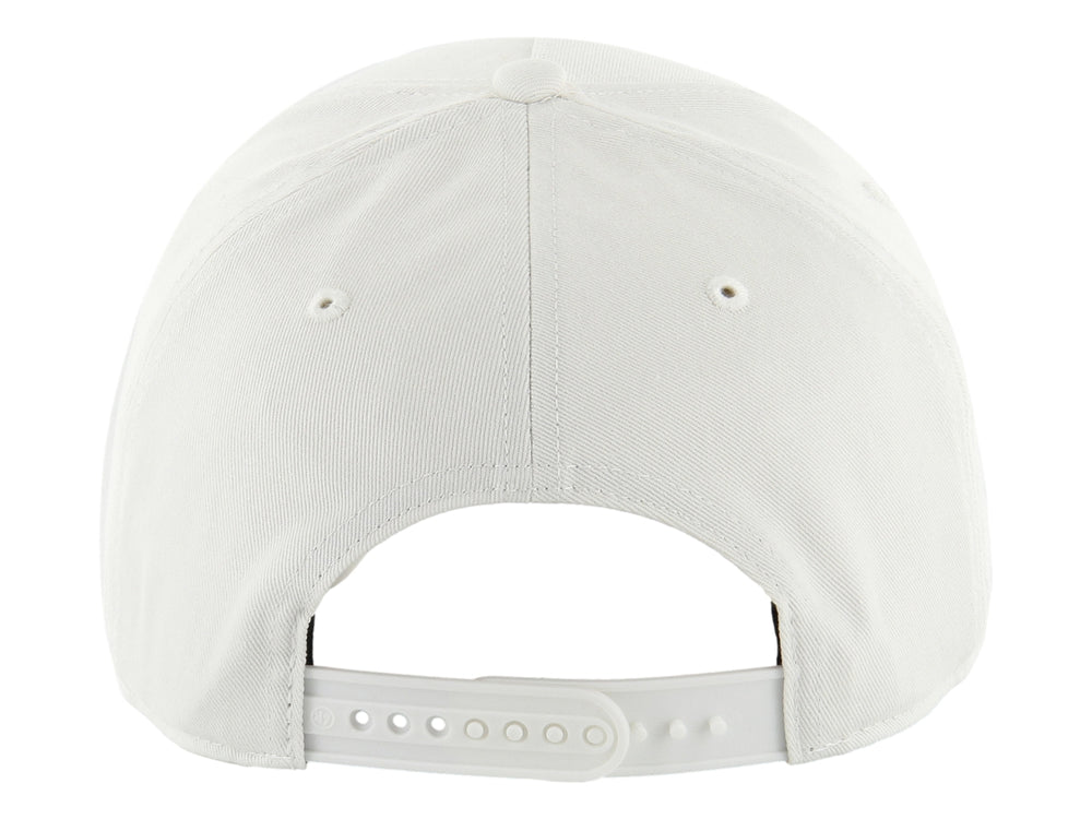 Gorra de béisbol color arena con logotipo de New York Yankees en color negro.