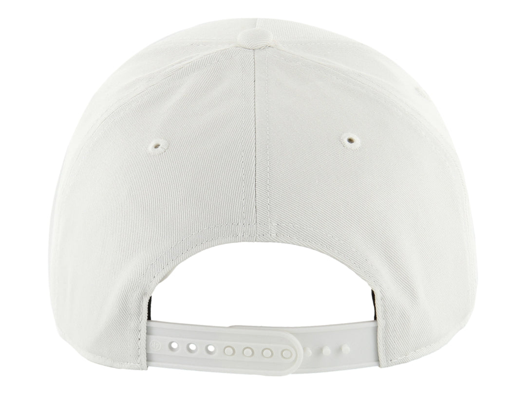 Gorra de béisbol color arena con logotipo de New York Yankees en color negro.