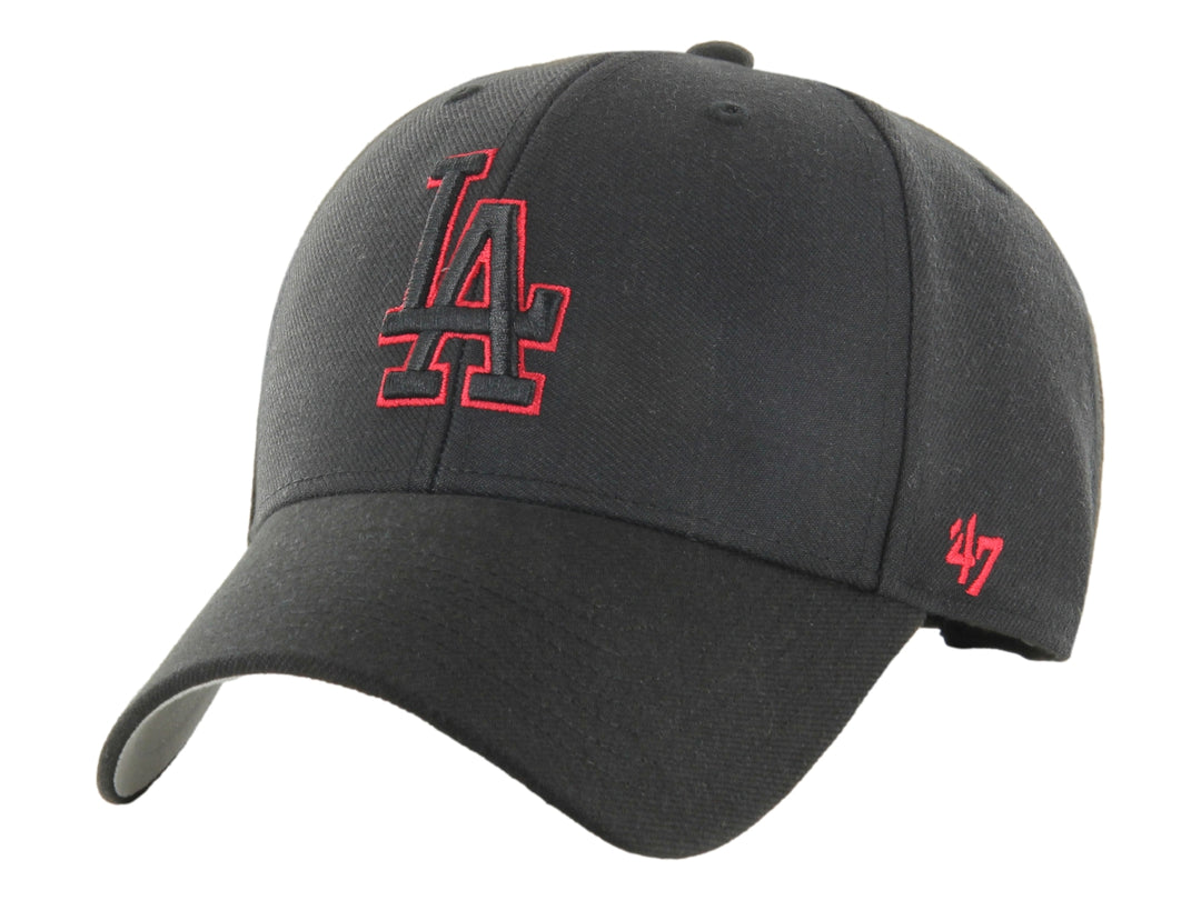 Gorra de béisbol color negro con logotipo LA bordado en rojo en el frente.