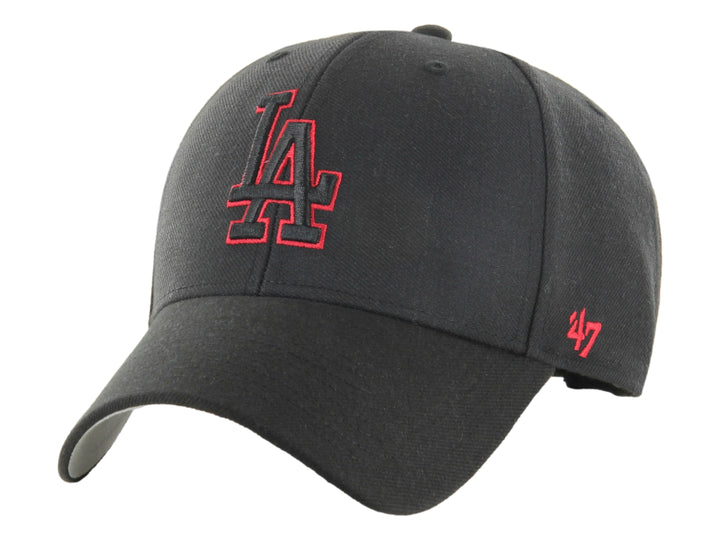 Gorra de béisbol color negro con logotipo LA bordado en rojo en el frente.