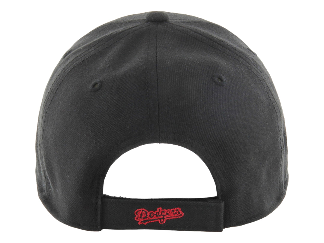 Gorra de béisbol color negro con logotipo LA bordado en rojo en el frente.