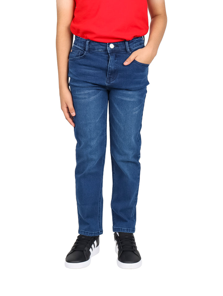 Pantalón de mezclilla azul de corte recto para niño.